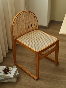 Трапезария стол от масивно дърво до tll с облегалка от ратан и дизайн на всекидневна